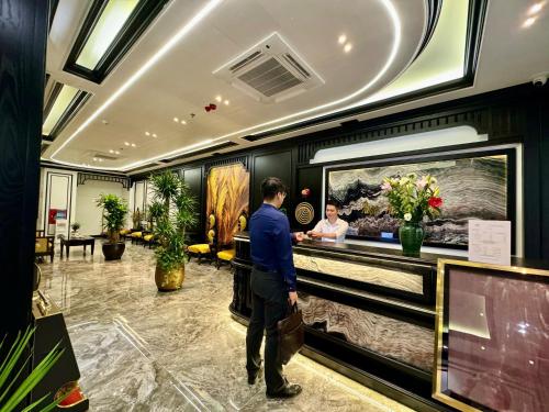 Επισκέπτες που μένουν στο Royal Hotel Thanh Trì