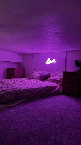 - une chambre violette avec un lit dans l'établissement Appartement jacuzzi - Love Room, à Lyon