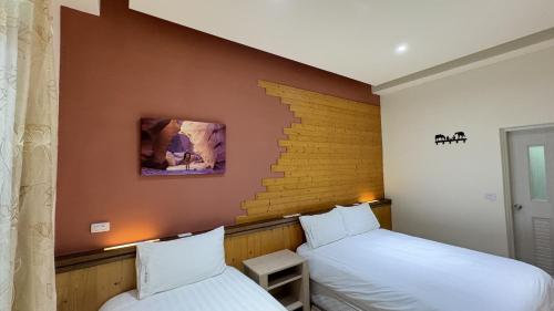 two beds sitting next to each other in a room at 台東漫活電梯民宿-可包棟 in Taitung City