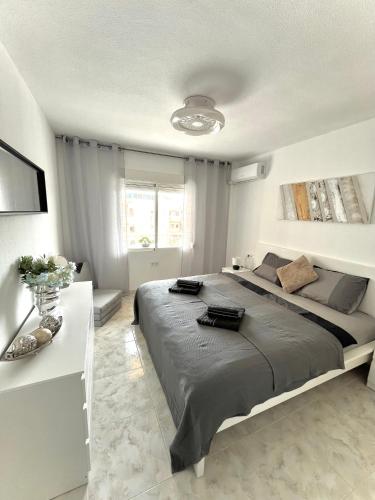 Un dormitorio con una cama grande y una mesa. en La Mata 2 50m Beach, en La Mata