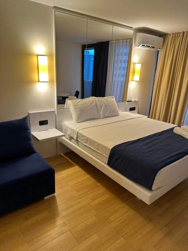 Postel nebo postele na pokoji v ubytování Sea view studyo orbi siti