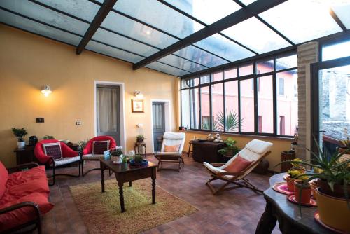 a living room with a large glass ceiling at Palazzo delle Signorine in Cannara