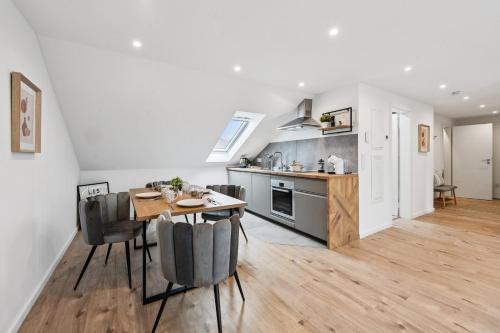 a kitchen and dining room with a table and chairs at Yello Homes - 4 Gäste - 2 Zimmer - Großartiger Blick in Herzogenaurach