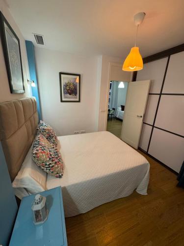 Giường trong phòng chung tại Apartamentos Bajondillo Beach Cozy Inns