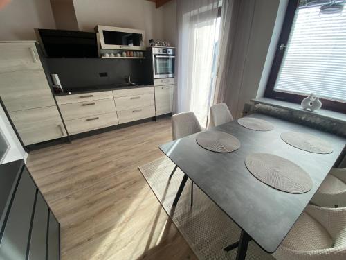 a dining room with a table with chairs and a tv at Moderne 2 Zimmer Wohnung in bester Lage - ruhig, zentral, stilvoll in Abensberg