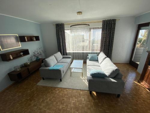a living room with two couches and a table at Moderne 2 Zimmer Wohnung in bester Lage - ruhig, zentral, stilvoll in Abensberg