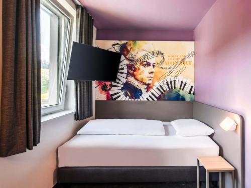Ein Bett oder Betten in einem Zimmer der Unterkunft B&B HOTEL Salzburg-Süd