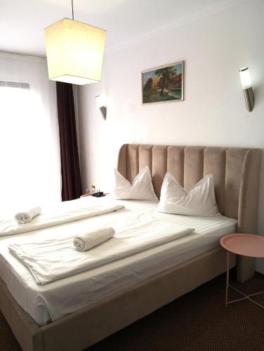 Ένα ή περισσότερα κρεβάτια σε δωμάτιο στο RHC Royal Hotel
