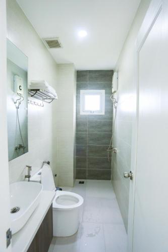 a bathroom with a toilet and a sink and a shower at Platinum in Xóm Hương Phùng