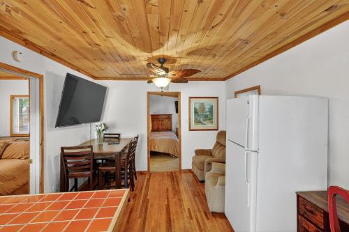 sala de estar con ventilador de techo y comedor en Cobb Mountain Nature Escape cabin, en Cobb