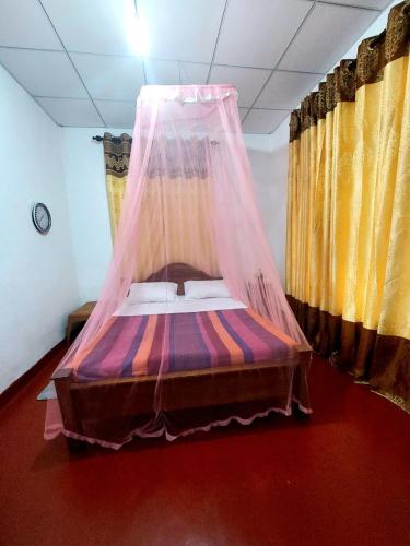 Ένα ή περισσότερα κρεβάτια σε δωμάτιο στο Samuu Homestay Mirissa