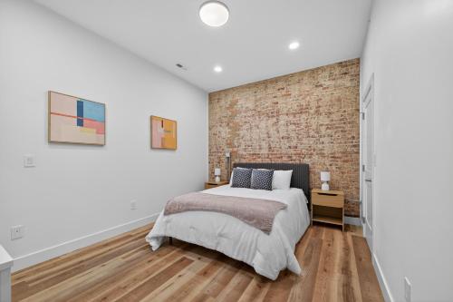 Ένα ή περισσότερα κρεβάτια σε δωμάτιο στο Stylish Downtown Unit with Historic Charm apts