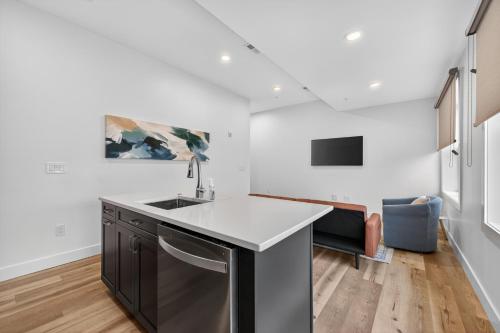 Μια τηλεόραση ή/και κέντρο ψυχαγωγίας στο Stylish Downtown Unit with Historic Charm apts