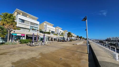 a street with tables and chairs and buildings on a beach at Lisboa Barco Dalida in Lisbon