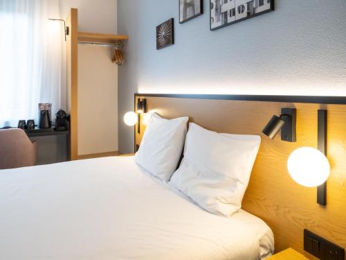 B&B HOTEL Wrocław Centrumにあるベッド