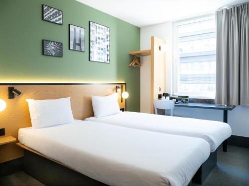 B&B HOTEL Wrocław Centrumにあるベッド