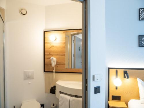 B&B HOTEL Wrocław Centrumにあるバスルーム
