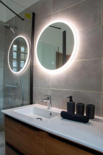 Bilik mandi di LA CHARTREUSE DE LA SYLVE BÉNITE family home