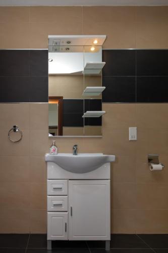 Un baño de Bay View Apartments