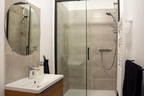 Bilik mandi di LA CHARTREUSE DE LA SYLVE BÉNITE family home