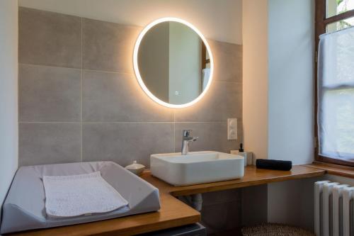 Bilik mandi di LA CHARTREUSE DE LA SYLVE BÉNITE family home