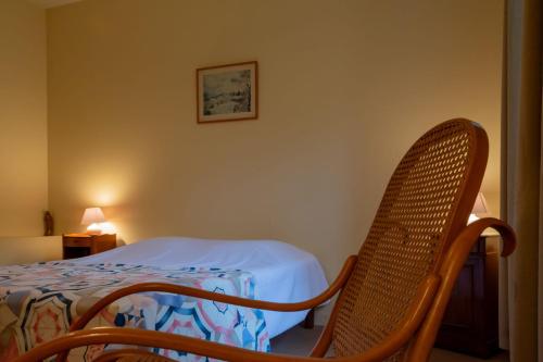 Katil atau katil-katil dalam bilik di LA CHARTREUSE DE LA SYLVE BÉNITE family home