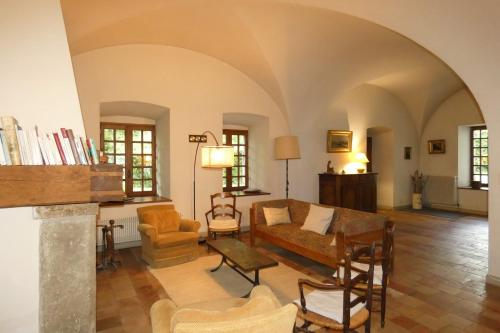 Ruang duduk di LA CHARTREUSE DE LA SYLVE BÉNITE family home