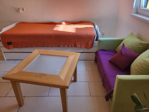 a room with a bed and a table and a couch at EXPLORE Wien Österreich VIENNA Austria WALTZ and CASTLES Residenz Habsburg great 2-rooms-apartment near SCHÖNBRUNN Breakfast Metro U3 U4 busses 48a 51a city kids pets in Vienna