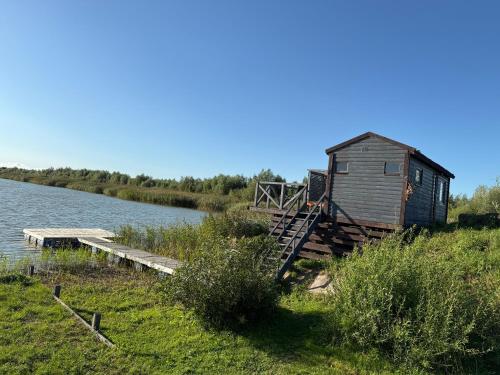 una piccola baracca sulla riva di un fiume di Pirtelė ant tvenkinio kranto a Pamarys
