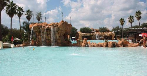 un parco acquatico con cascata e scivolo d'acqua di DRIL Host 2 a Brindisi