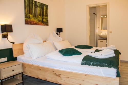 Letto o letti in una camera di Wohlfühlzimmer "Zirbentraum Kampenwand"