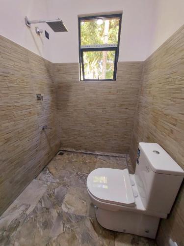 Un baño de Paboda Residency