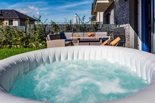 a plunge pool with water in a backyard at Apartament rodzinny Słoneczna Sosnówka in Sosnówka
