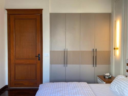 Ein Bett oder Betten in einem Zimmer der Unterkunft 2 BR House in DHA