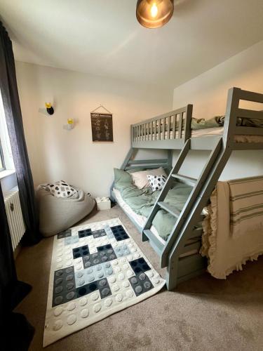 a room with a bunk bed and a bunk bedewayewayangering at 31 Lower English in Armagh