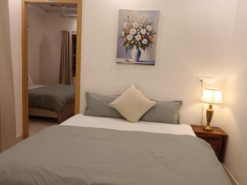 Postel nebo postele na pokoji v ubytování Pennylane Hotel - Aesthetic Mountain View Rooms With Tropical Garden, Netflix, Pottery Studio, Free Airport Pickup for 7 or more nights stay, 2 minute walk to ganga river in tapovan