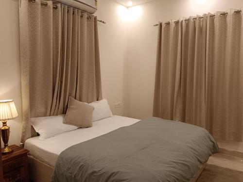 Postel nebo postele na pokoji v ubytování Pennylane Hotel - Aesthetic Mountain View Rooms With Tropical Garden, Netflix, Pottery Studio, Free Airport Pickup for 7 or more nights stay, 2 minute walk to ganga river in tapovan