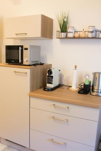 Cucina o angolo cottura di Wohlfühlzimmer "Zirbentraum Kampenwand"