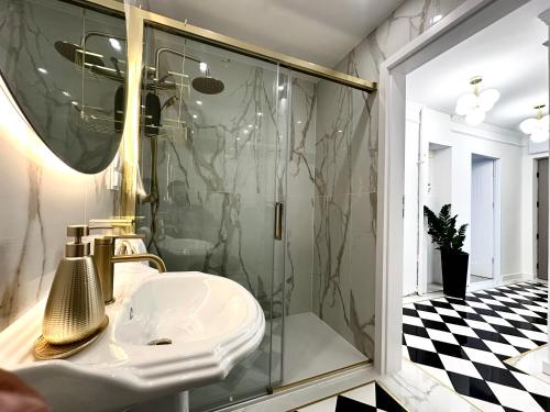 Un baño de Psie Budy Apartment -200m Main Square