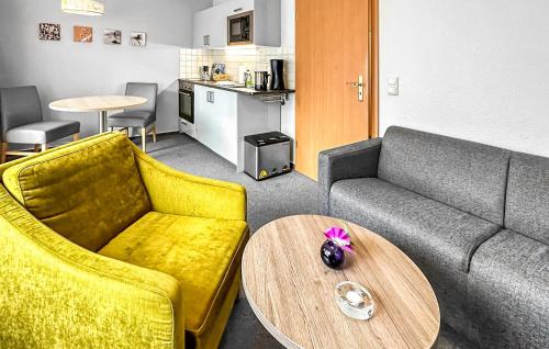 トラッセンハイデにあるFerienwohnung Trassenheideのソファとテーブルのあるリビングルーム