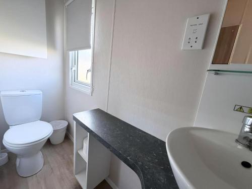 Koupelna v ubytování Lovely Caravan With Side Decking At Broadland Sands Park In Corton Ref 20160Bs