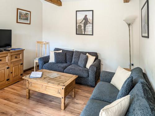 a living room with two couches and a coffee table at Briarwood - E4286 in Thorpe Market