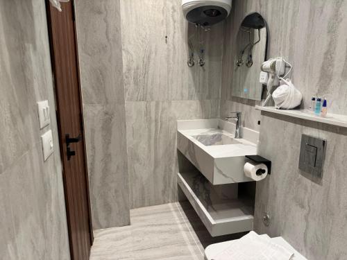 a bathroom with a sink and a mirror at Palacio Pyramids Hotel in Cairo