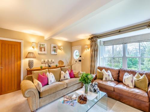 een woonkamer met een bank en een tafel bij Adair Cottage in Wigglesworth