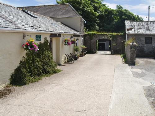 an alley with flowers on the side of a building at Mill Apartment - Ukc3784 in West Down
