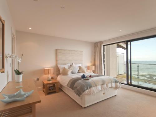 Un dormitorio con una cama con vista al mar. en Sea Side, en Westward Ho