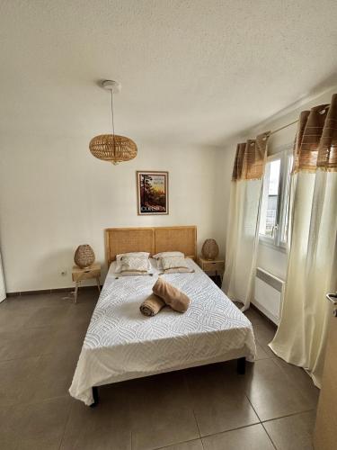 Un dormitorio con una cama con dos toallas encima. en Maison Dolce Vita, en Ghisonaccia