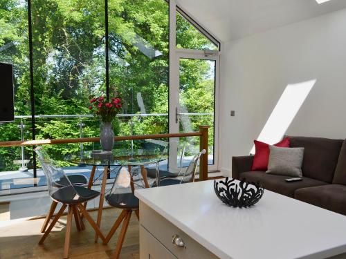 eine Küche und ein Wohnzimmer mit einem großen Fenster in der Unterkunft Hidden Gem in Berrynarbor