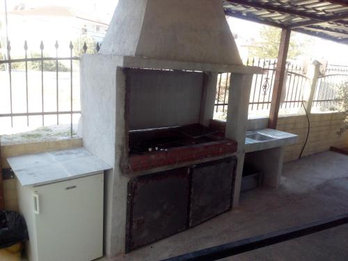 an outdoor pizza oven sitting on a patio at Studios Kapsalas in Néa Michanióna