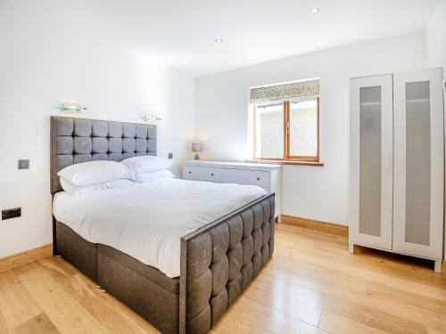 a bedroom with a large bed and a window at Sir A Wel in Llanerchymedd